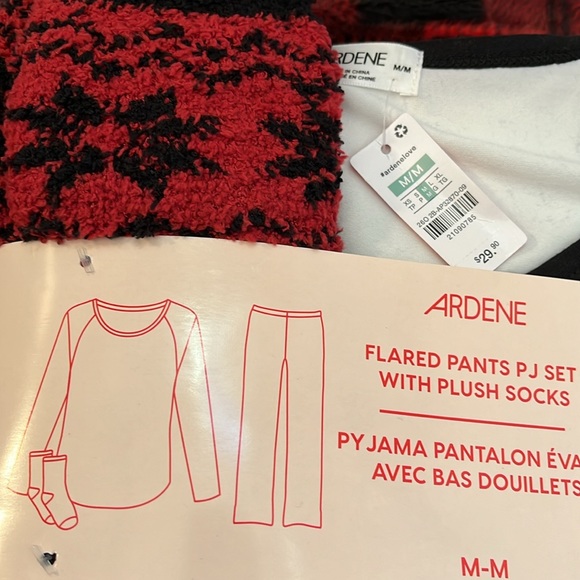 New Ardene Flared pants PJ SET with plush socks medium - Picture 5 of 5